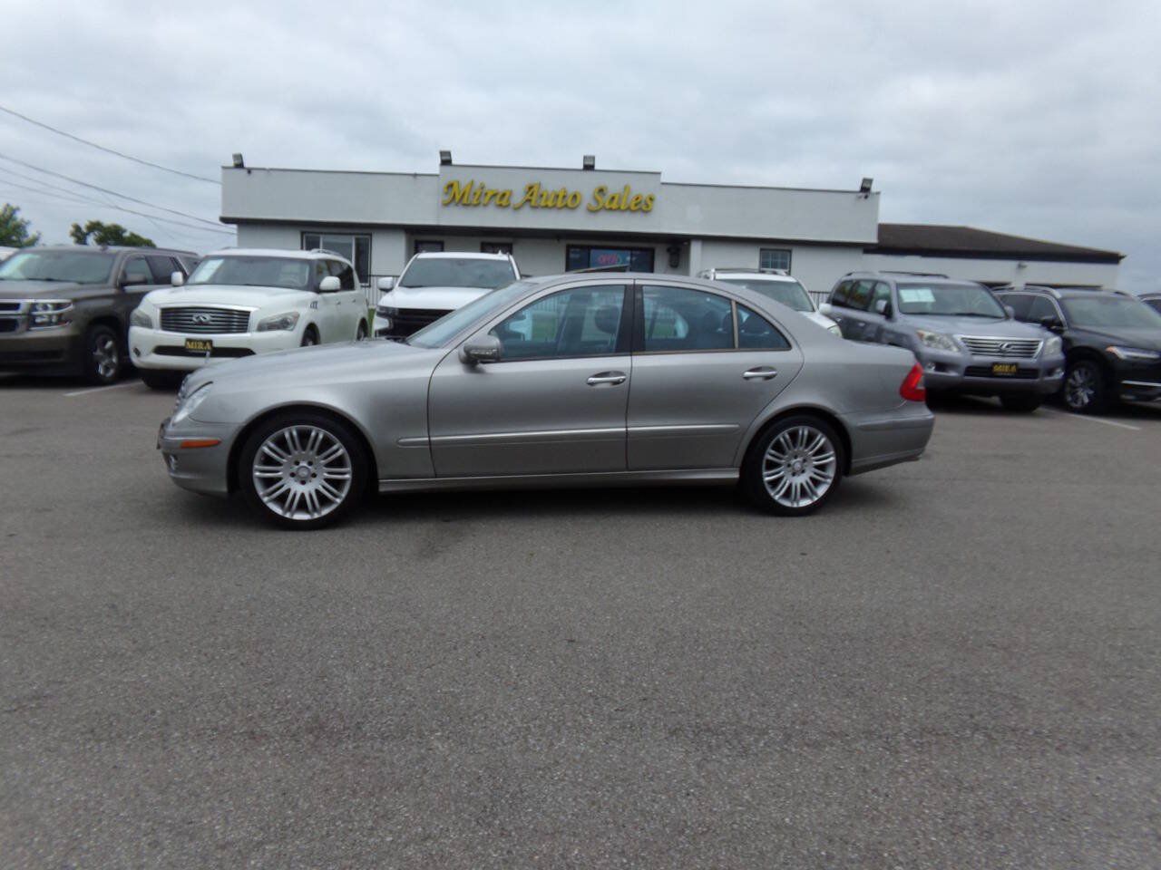 Used 2008 Mercedes-Benz E 350 4MATIC Sedan image 1
