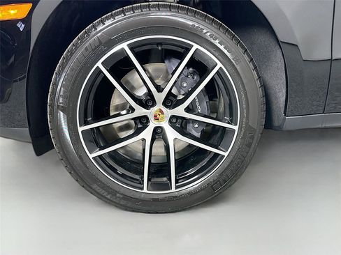Certified 2026 Porsche Macan AWD/4WD image 5