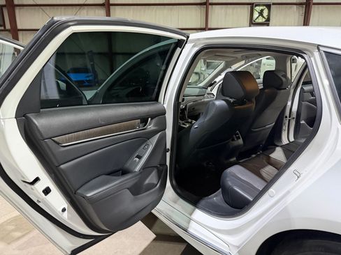 Used 2018 Honda Accord Touring image 16