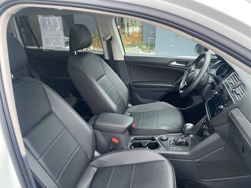 Used 2020 Volkswagen Tiguan SE w/ Panoramic Sunroof Package image 12