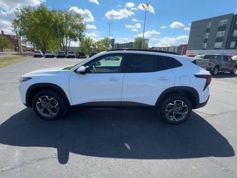 Used 2024 Chevrolet Trax LT w/ LT Convenience Package FWD image 5
