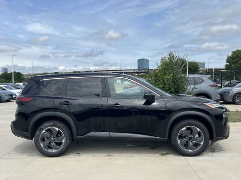 Used 2025 Nissan Rogue SV FWD image 3
