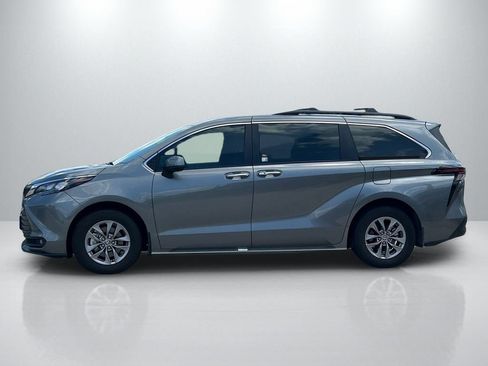 Certified 2026 Toyota Sienna XLE FWD image 8