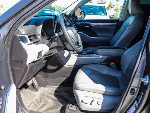 Used 2021 Toyota Highlander Limited AWD/4WD image 15