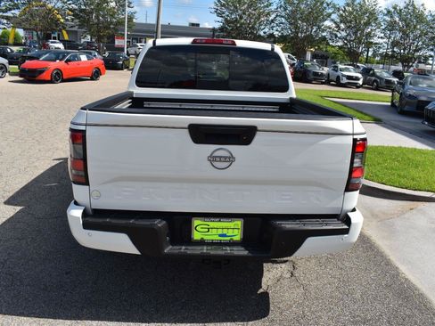 Certified 2025 Nissan Frontier SV w/ SV Convenience Package RWD image 8