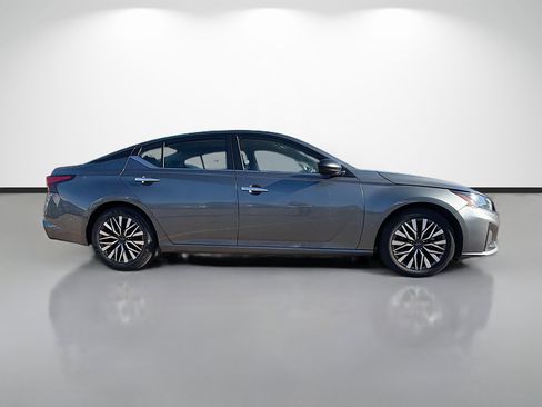 Used 2024 Nissan Altima 2.5 SV image 6