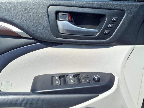 Used 2014 Toyota Highlander Limited w/ Driver Technology Package AWD/4WD image 11