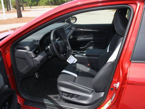 New 2026 Toyota Camry Hybrid FWD image 3