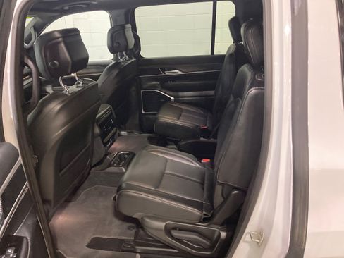 Used 2023 Jeep Wagoneer Series III w/ Premium Group I AWD/4WD image 19