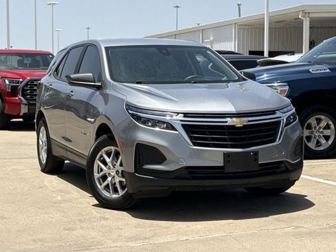 Used 2023 Chevrolet Equinox LS w/ LS Convenience Package FWD image 2