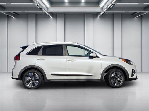 Certified 2022 Kia Niro EX image 3