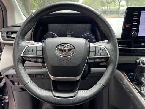 Used 2024 Toyota Sienna XLE FWD image 29