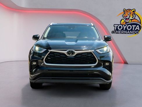 Used 2022 Toyota Highlander XLE FWD image 2