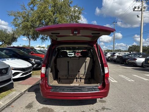 Used 2016 Chrysler Town & Country Touring image 18
