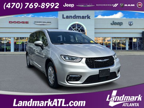 Used 2023 Chrysler Pacifica Touring-L FWD image 1