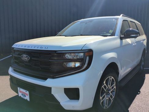 Certified 2025 Ford Expedition Active image 2