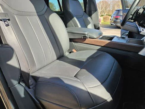 Used 2025 Land Rover Range Rover SE image 24