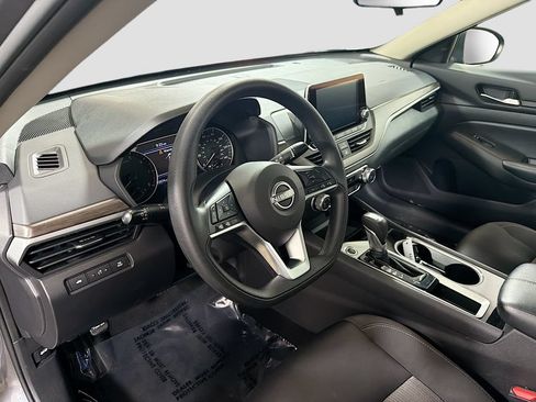 Used 2024 Nissan Altima 2.5 SV FWD image 11