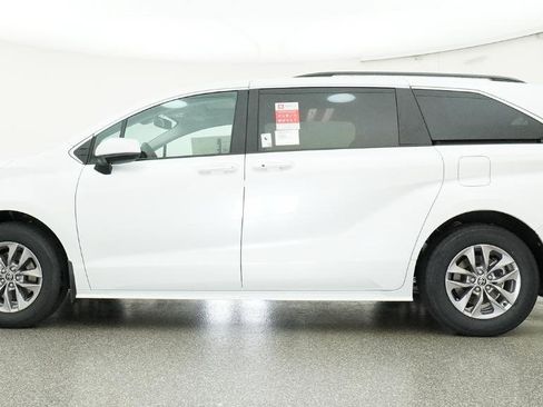 New 2026 Toyota Sienna XLE FWD image 11