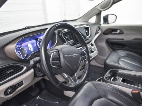 Used 2018 Chrysler Pacifica Touring-L Plus image 17