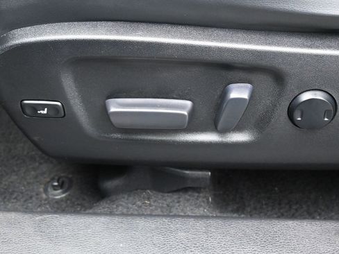 Used 2016 Toyota Highlander XLE image 3