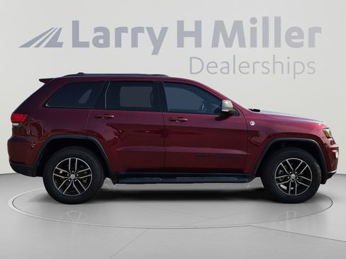 Used 2017 Jeep Grand Cherokee Trailhawk w/ Trailhawk Luxury Group AWD/4WD image 6