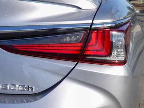 Used 2025 Lexus ES 300h w/ Premium Package image 6