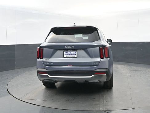 Used 2025 Kia Sorento S image 4