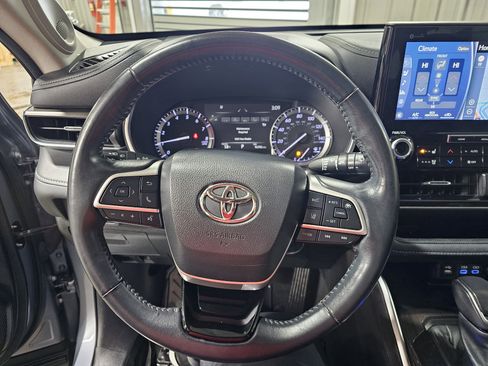 Used 2022 Toyota Highlander Limited image 19