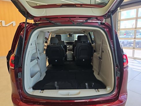 Used 2023 Chrysler Pacifica Touring-L FWD image 39