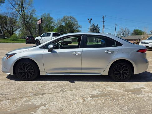 Used 2022 Toyota Corolla LE FWD image 5