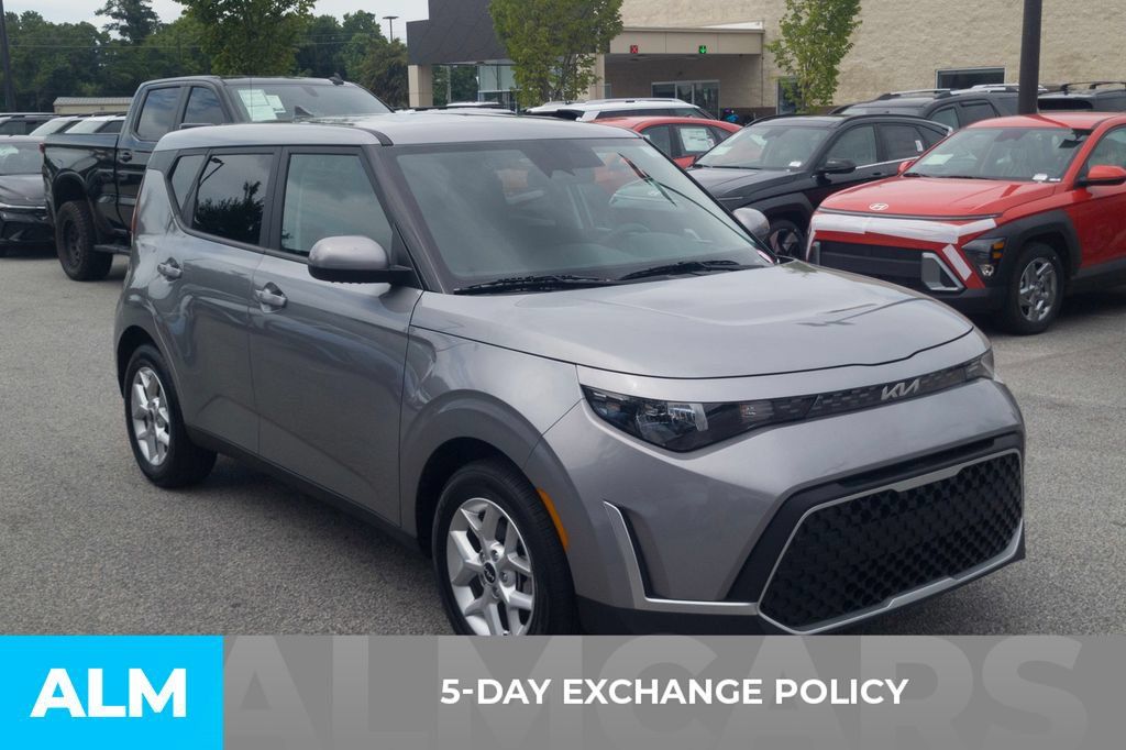 Used 2025 Kia Soul LX FWD image 3