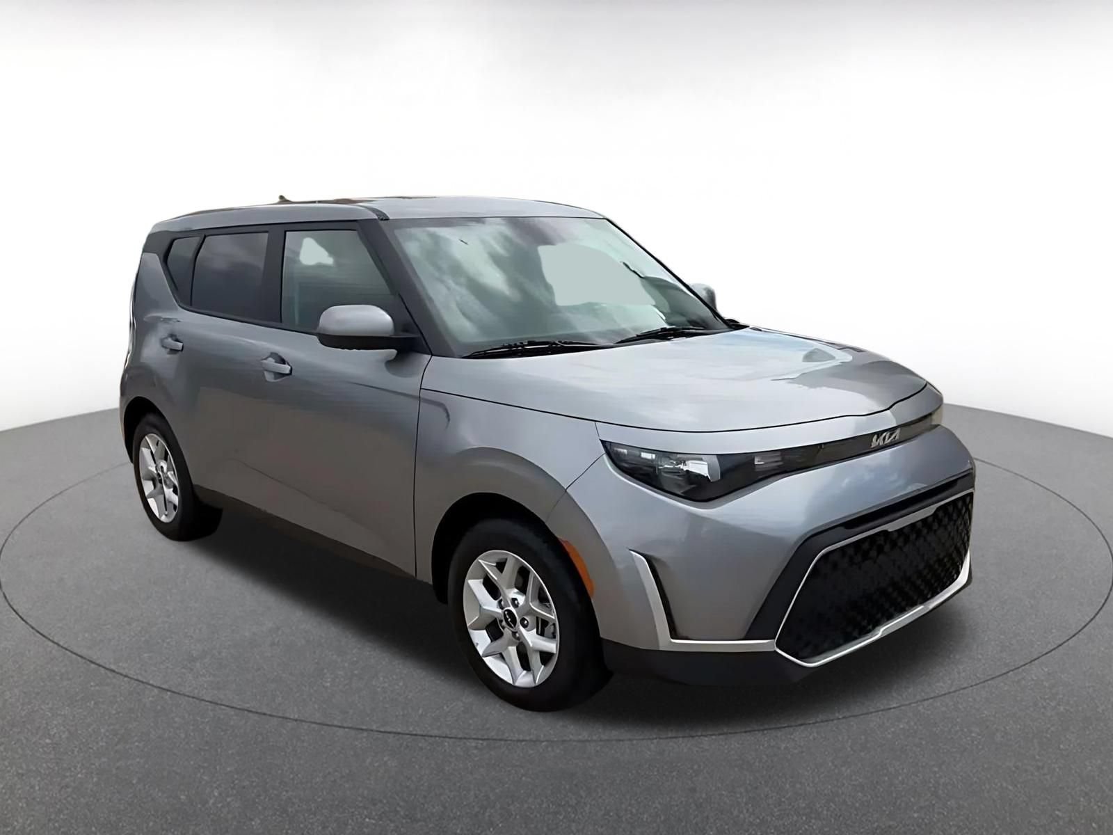 Used 2025 Kia Soul LX w/ LX Technology Package FWD image 3