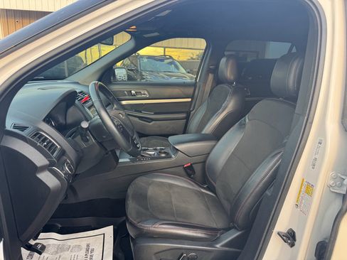Used 2018 Ford Explorer XLT w/ Equipment Group 202A image 11