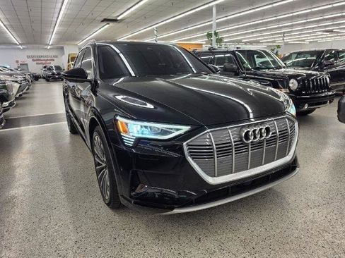 Used 2019 Audi e-tron Prestige w/ Prestige Package AWD/4WD image 3