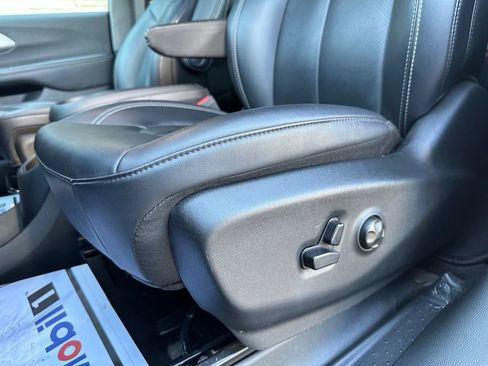 Used 2025 Chrysler Pacifica Select FWD image 36