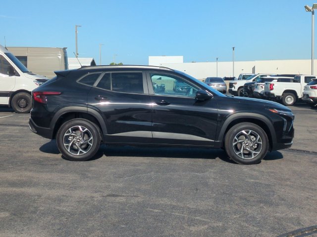 Used 2025 Chevrolet Trax LT FWD image 9