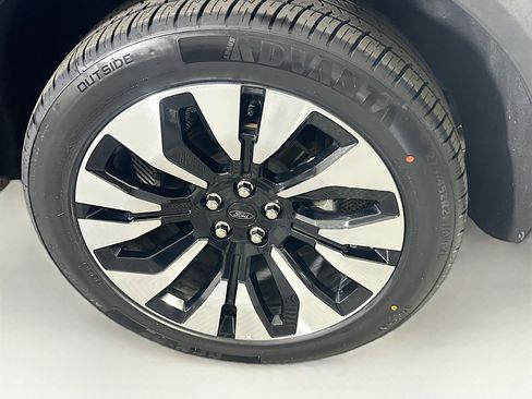 Used 2025 Ford Explorer Platinum w/ LUX Leather Package image 11