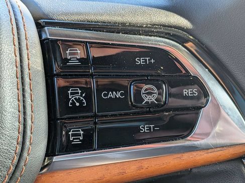Used 2023 Jeep Grand Cherokee Summit AWD/4WD image 22