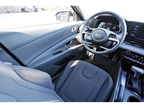 Used 2025 Hyundai Elantra Sport image 7