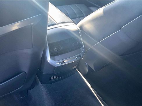 Used 2023 BMW 740i image 10