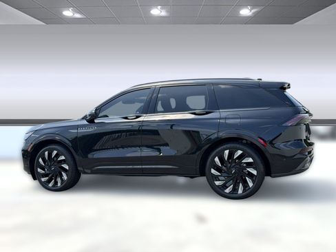 Used 2024 Lincoln Nautilus Reserve w/ Equipment Group 202A AWD/4WD image 2