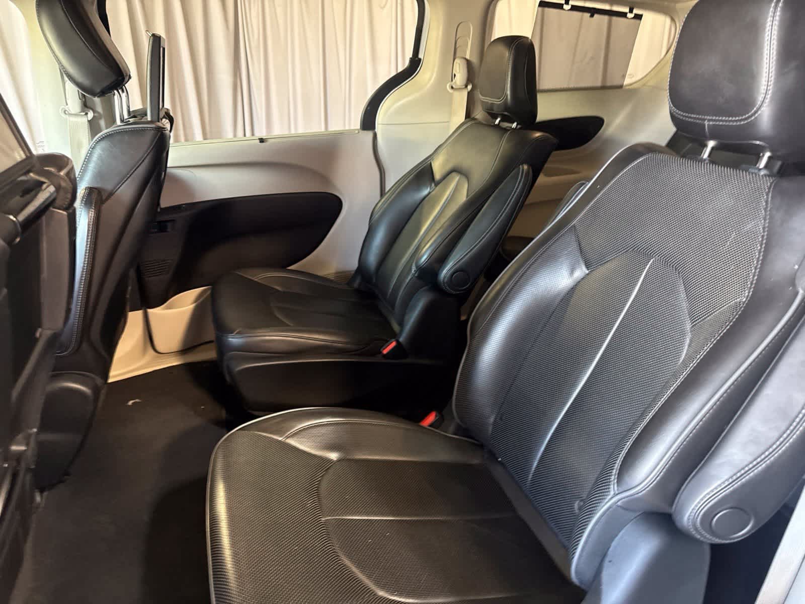 Used 2018 Chrysler Pacifica Limited w/ Advanced Safetytec Group FWD image 17