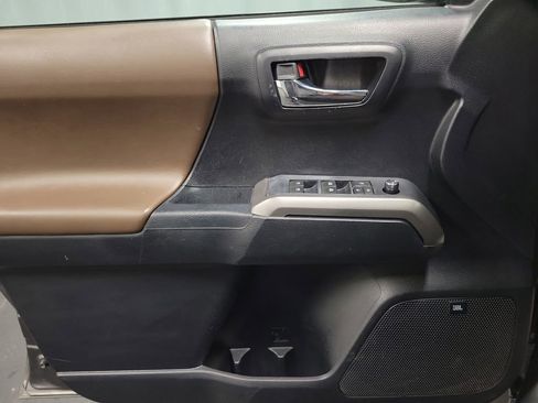 Used 2016 Toyota Tacoma Limited w/ Towing Package image 23