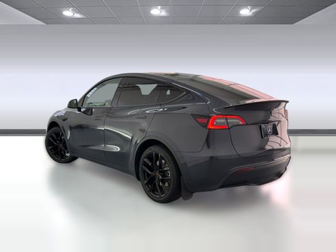 Used 2024 Tesla Model Y 2WD image 3