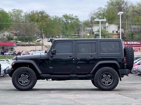 Used 2017 Jeep Wrangler Unlimited Sahara AWD/4WD image 4
