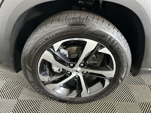 Used 2025 Chevrolet Trax RS w/ Sunroof Package FWD image 34