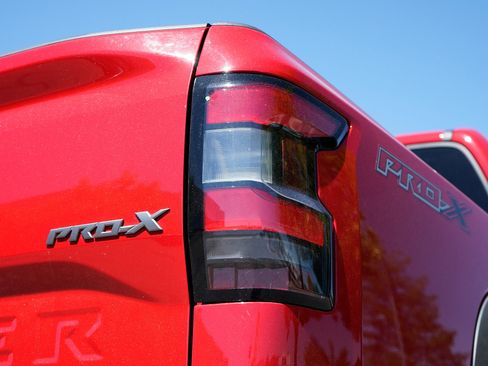 Used 2022 Nissan Frontier Pro-X RWD image 11