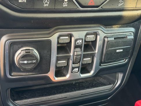 Used 2019 Jeep Wrangler Unlimited Sahara AWD/4WD image 26