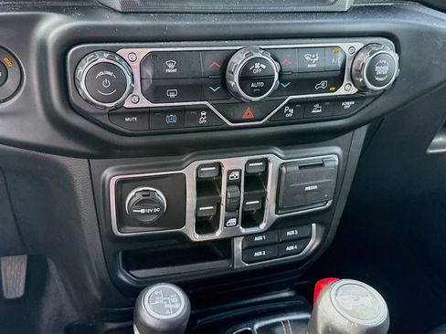 Used 2022 Jeep Wrangler Unlimited Sahara AWD/4WD image 17